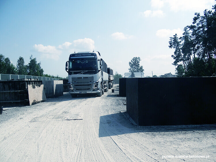 Transport szamb betonowych  w Szlichtyngowej
